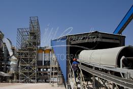 Image du Maroc Professionnelle de  Des ouvriers de STROC Industrie s'activent dans la construction de la Cimenterie Ait Baha à Agadir, Mardi 22 Juin 2010. STROC est une société marocaine qui exerce son métier dans le domaine de l’ingénierie d’exécution pour les industries de procédé, les réalisations à son actif l’ont conduit à développer une expertise et un savoir-faire fort dans la construction ainsi que dans différents métiers afin d'offrir des solutions clé en main pour satisfaire au mieux ses clients. Parmi ces réalisations ont trouve : des unités de stockage et de traitement de produits liquides ou gazeux, installations de manutention et de traitement de produits en vrac ainsi que dans les domaines de Ingénierie Etudes, Génie Civil, Chaudronnerie, Structure Métallique, Tuyauterie, Montage, Maintenance, Bâtiments industriels, Logistiques, Tertiaires et Ouvrages d’Art. (Photo / Abdeljalil Bounhar) 